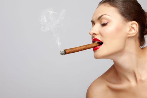 香烟大多数时候突出的是一种颓废和压力，而雪茄彰显的是一种身份地位和品位。到底雪茄和香烟，哪个对我们的身体伤害更大一些呢？