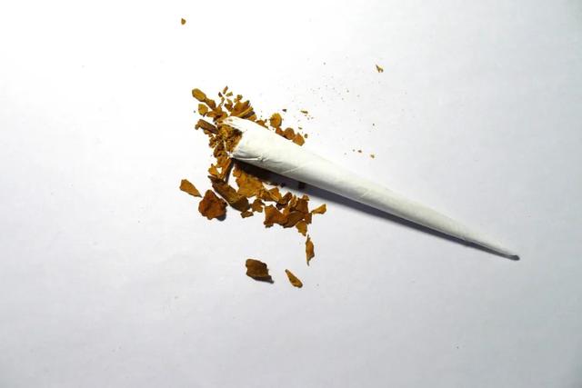每次烟瘾一来，轻轻撕下一张白色小烟纸，随手在烟袋里抓一小撮烟丝，一个翻转的动作，就形成一个小喇叭状